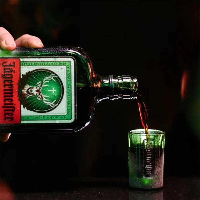 Kit Licor Jägermeister 700 Ml  + 1 Copo Shot 20 Ml